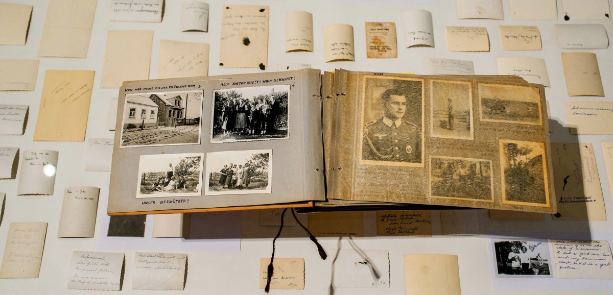 : Ausstellung "Alle antreten! Es wird geknipst!". Foto: kollektiv fischka / kramar © Volkskundemuseum Wien
