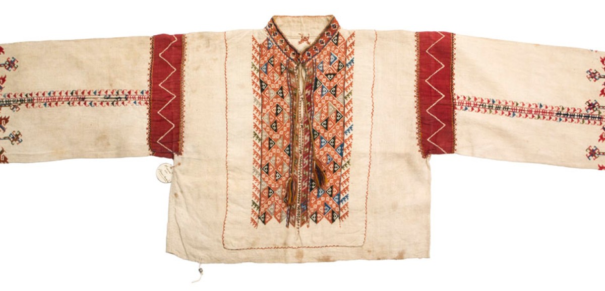 : Frauenhemd aus Privlaka in Dalmatien (Kroatien), Leinen mit Seide bestickt, Ende 19. Jahrhundert (Inv.Nr. ÖMV/36683) Foto: Christa Knott © Volkskundemuseum Wien