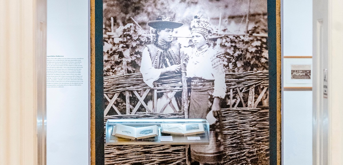 : Ausstellung "Ölrausch und Huzulenkult" im Volkskundemuseum Wien. Foto: Kollektiv Fischka / Kramar © Volkskundemuseum Wien