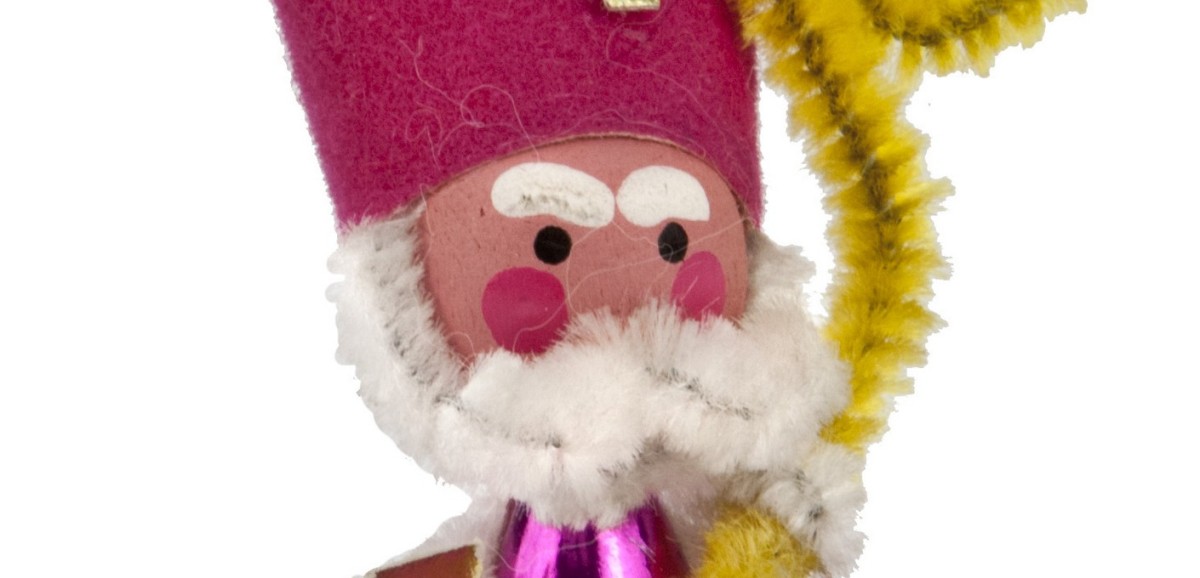 : Hl. Nikolaus als Adventschmuck | Holz, Papier, Pfeifenputzer | Ende 20. Jh. | Aus den Sammlungen des Österreichischen Museums für Volkskunde | Foto: Christa Knott © Österreichisches Museum für Volkskunde
