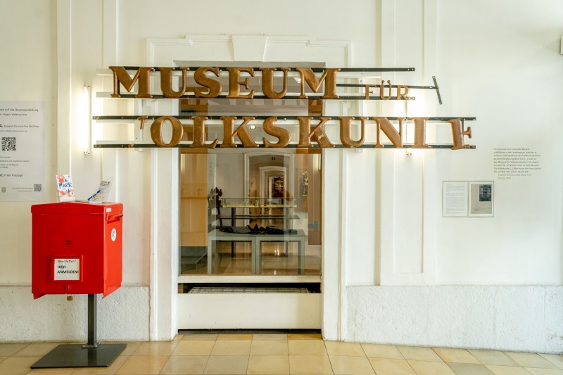 : Historischer Schriftzug. Foto: Kollektiv Fischka / Kramar © Volkskundemuseum Wien