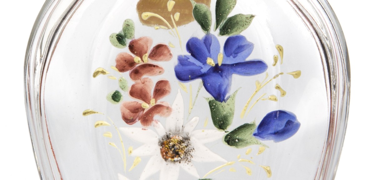 : Schnapsflasche mit Alpenblumen, ÖMV/78.821 © Volkskundemuseum Wien