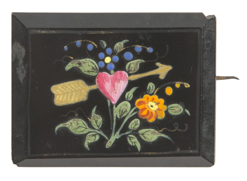 : Brosche, ÖMV/40550, Emailmalerei auf Glas, 19. Jh. Foto: Christa Knott © Volkskundemuseum Wien