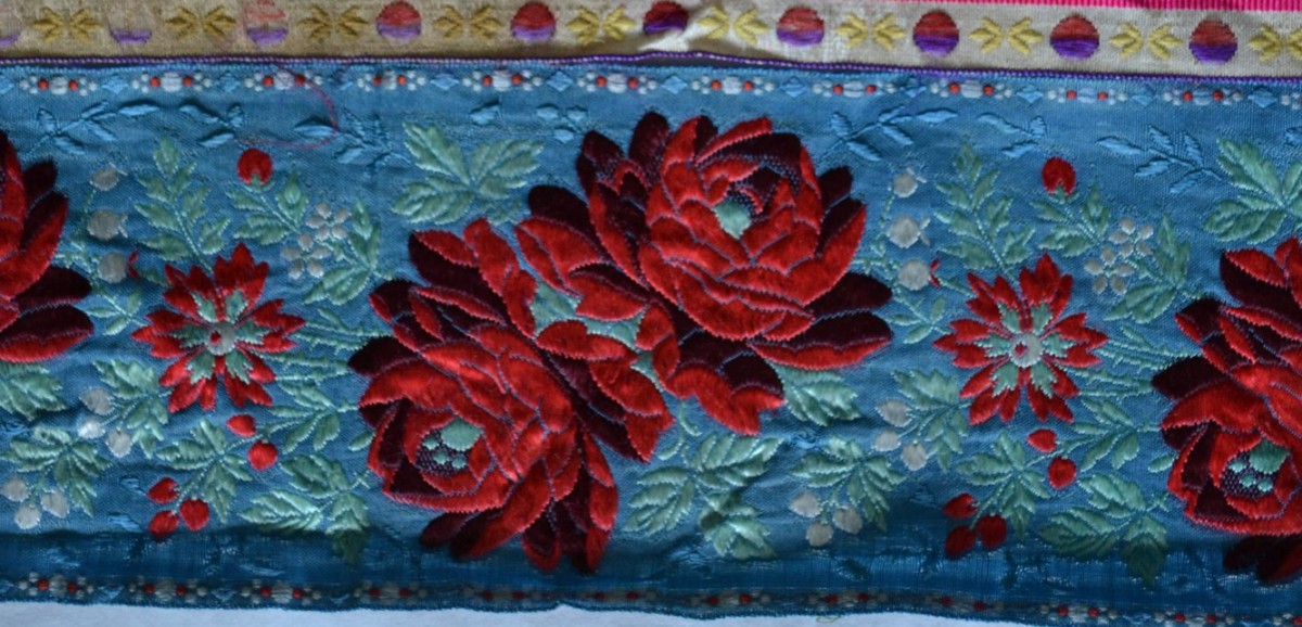 : Drei Seidenbänder in Jacquardweberei (Detail) | wohl Slowakei 19. Jh.| Sammlung Emilie Flöge | © Österreichisches Museum für Volkskunde, Wien
