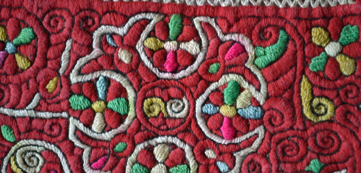 : Ärmelfragment (Detail) | Baumwolle, mit Baumwollgarn bestickt | Cataj, Slowakei, 19. Jh. | Sammlung Emilie Flöge | © Österreichisches Museum für Volkskunde, Wien