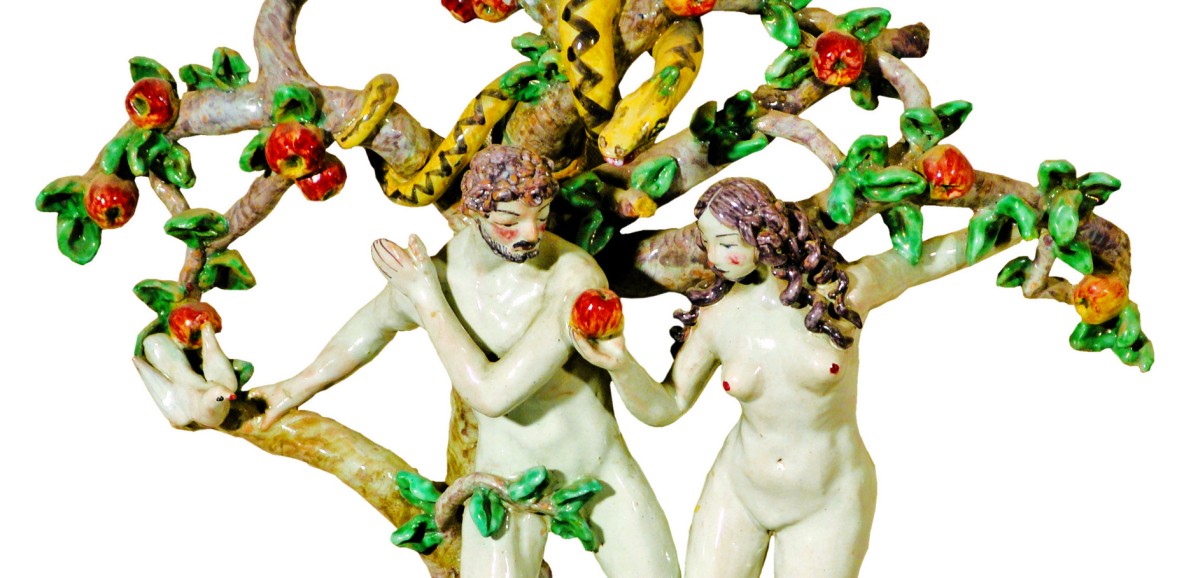 : Adam und Eva (1952) | Vollplastisches Relief, Fayance | Ignác Bizmayer | Aus dem Bestand: Slowakisches Nationalmuseum - Historisches Museum, Bratislava | Foto: Miroslav Slamka, © Österreichisches Museum für Volkskunde, Wien