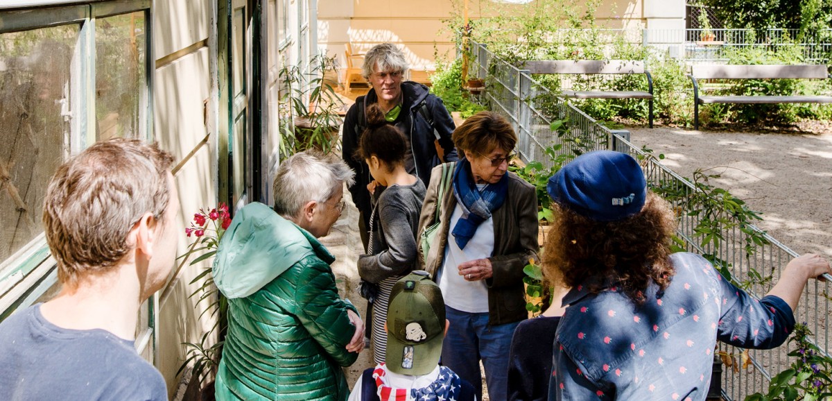 : Kulturvermittlung im Kräutergarten. Foto: kollektiv fischka/kramar © Volkskundemuseum Wien