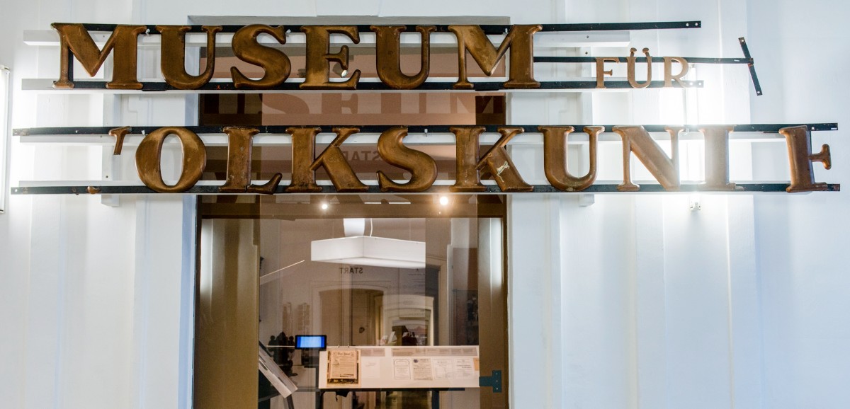 : Historischer Schriftzug. Foto: kollektiv fischka/kramar © Volkskundemuseum Wien
