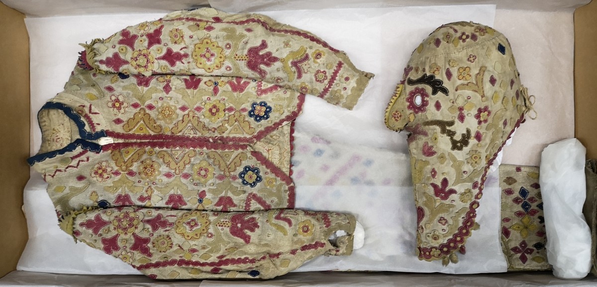 : Blick in die Aufbewahrungsbox eines Flinserlkostüms für den Fasching in Bad Aussee, Oberösterreich, dat. 1823, Inv.Nr. ÖMV/43.413-15. Foto: Monika Maislinger © Volkskundemuseum Wien