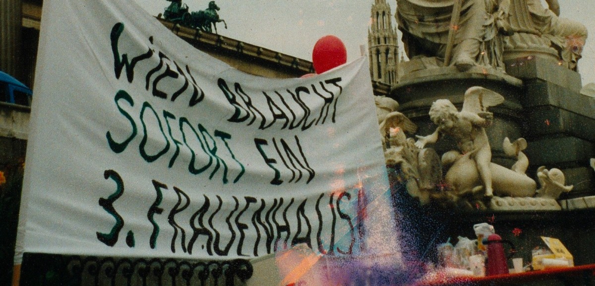 : Kundgebung des Vereins Wiener Frauenhäuser 1994 vor dem Parlament mit der Forderung nach einem dritten Frauenhaus in Wien © Verein Wiener Frauenhäuser