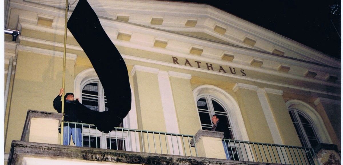 : Beflaggung des Rathauses in Oberwart mit schwarzer Fahne durch Aktivist*innen der Zivilgesellschaft, 5.2.1995, Foto: Horst Wetzelshofer, Archiv Horst Horvath