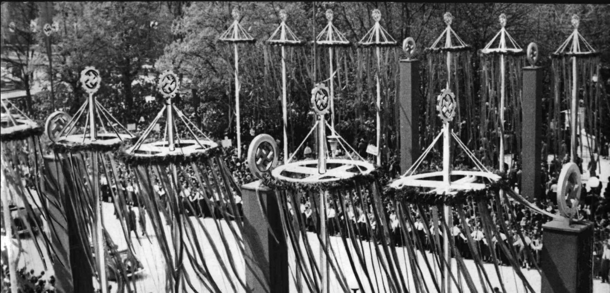 : Maibäume und Hakenkreuze am 1. Mai 1938 in Wien © VGA