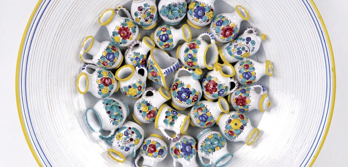 : Miroslav Malinovský | Teller mit 36 Miniaturgefäßen in der Mitte | Foto: Miroslav Slámka © Österreichisches Museum für Volkskunde, Wien