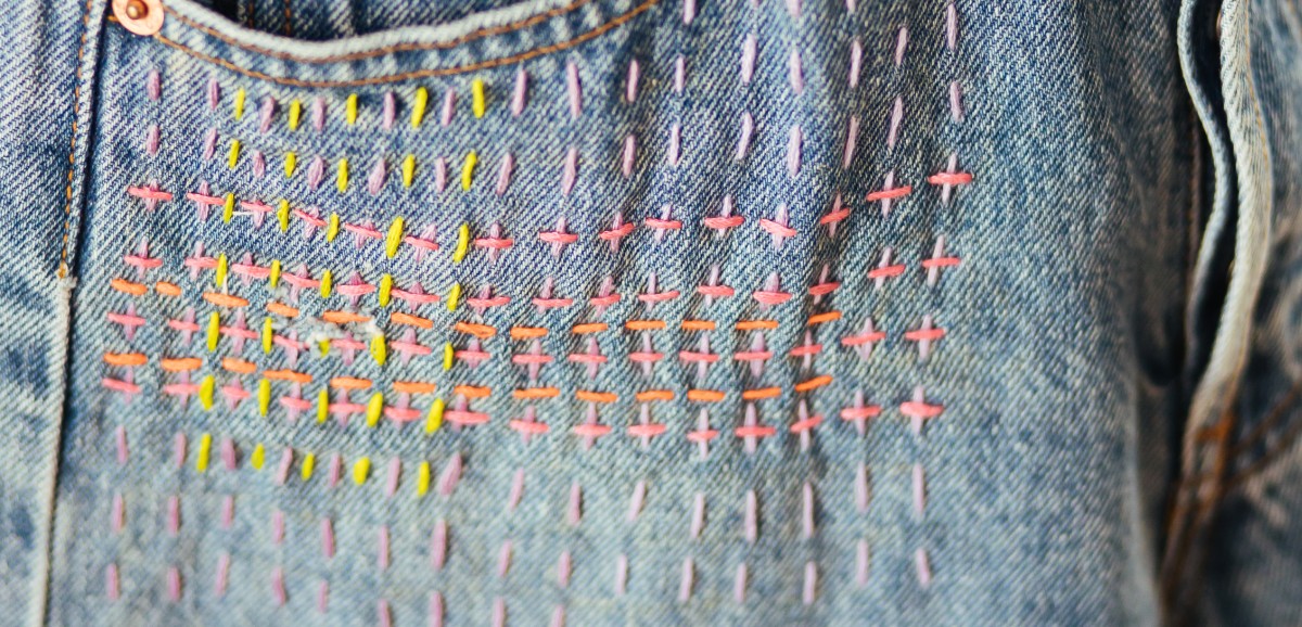 : RESI Slowfashion Visible Mending Workshop. Foto: Kollektiv Fischka / Stefanie Freynschlag © Volkskundemuseum Wien