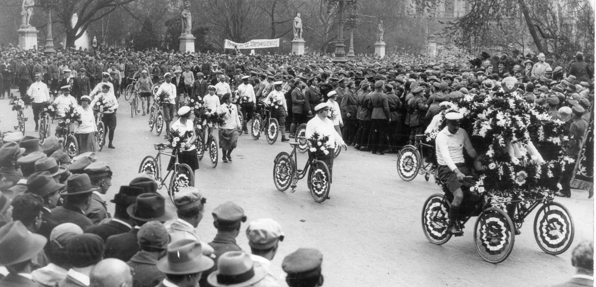 : Festzug am Rathausplatz, 1. Mai 1926 © VGA