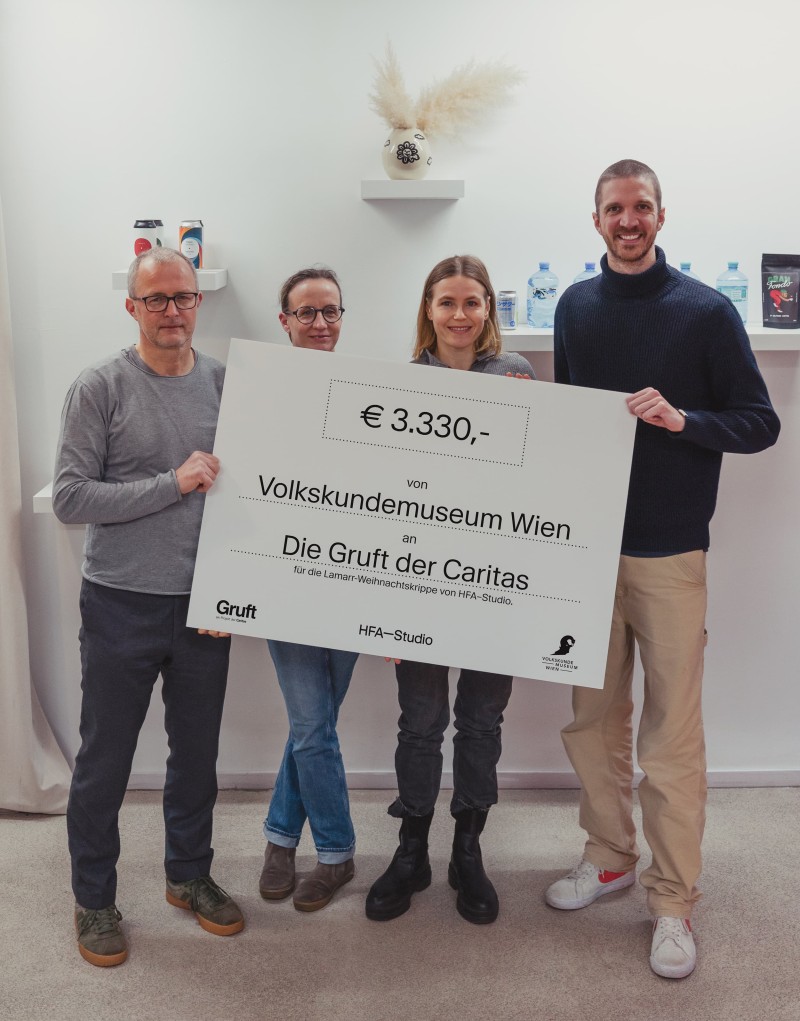 Lamarr-Weihnachtskrippe von HFA–Studio kommt ins Volkskundemuseum Wien. (v.L.n.R.) Matthias Beitl, Direktor Volkskundemuseum Wien, Magdalena Puchberger, stv. Direktorin Volkskundemuseum Wien, Johanna Amlinger, PR Volkskundemuseum Wien, Leo-Constantin Scheichenost, CEO HFA–Studio © HFA–Studio