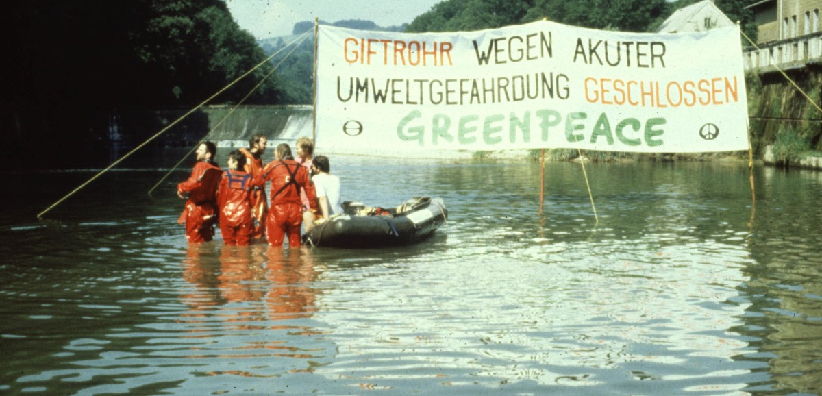 : Greenpeace Aktion gegen die Einleitung giftiger Abwässer einer Papierfabrik in die Ybbs, 1987. Foto © Greenpeace Central and Eastern Europe