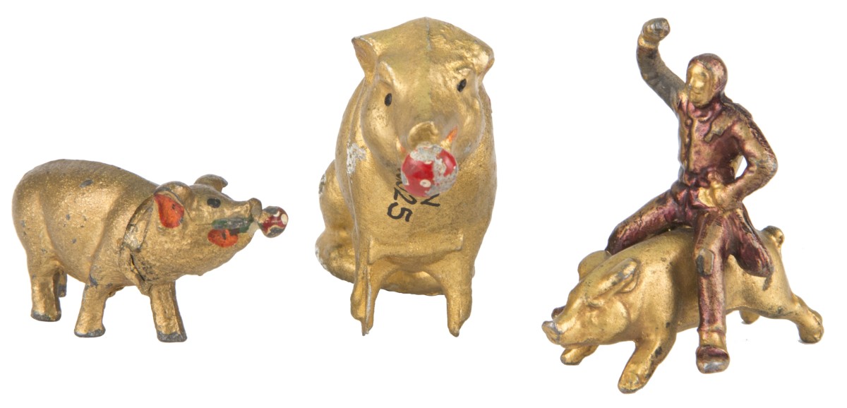 : ÖMV/65.025, ÖMV/75.760 und ÖMV/83.464: Silvesterglücksbringer. Foto: Christa Knott © Volkskundemuseum Wien