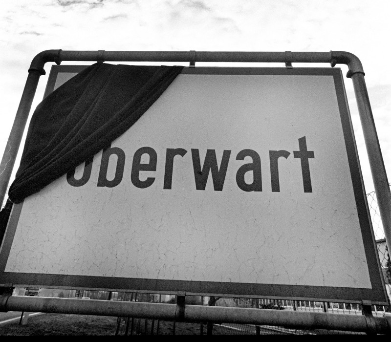 : Oberwart, 6.2.1995, Foto: Heribert Corn.
Die Wiener Wochenzeitung Falter veröffentlichte das Foto in seiner Ausgabe zu den Morden in Oberwart im Februar 1995 am Cover. Im Unterschied zu den meisten österreichischen Tageszeitungen und Zeitschriften verzichtete der Falter bewusst auf Fotos, die die Ermordeten zeigten.