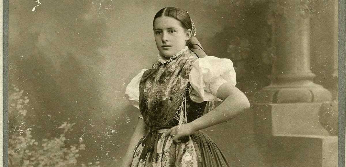: Detail aus: Mädchentracht aus Budweis | Robert Lenk | Budweis | inventarisiert 1911