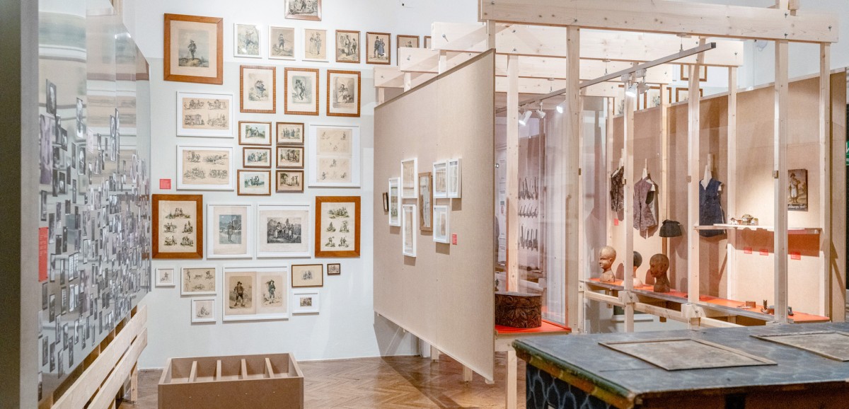 : Ausstellung „Gesammelt um jeden Preis! Warum Objekte durch den Nationalsozialismus ins Museum kamen und wie wir damit umgehen“ im Volkskundemuseum Wien 2023, Foto: Kollektiv Fischka / Kramar © Volkskundemuseum Wien