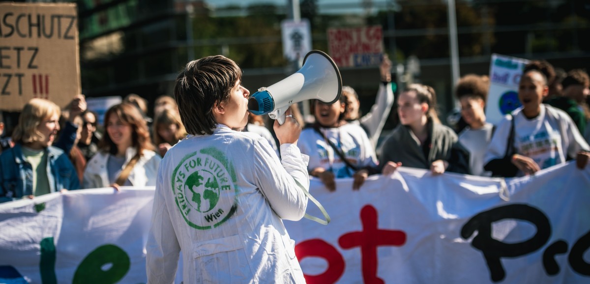: Eine Fridays for Future Aktivistin ruft durch ein Megafon, Klimastreik im September 2022 in Wien © Christopher Glanzl