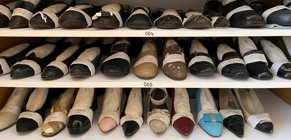 : Einblick in einen Kasten im Textildepot: modische Alltagschuhe, 20. Jahrhundert. Foto: Barbara Varga © Volkskundemuseum Wien