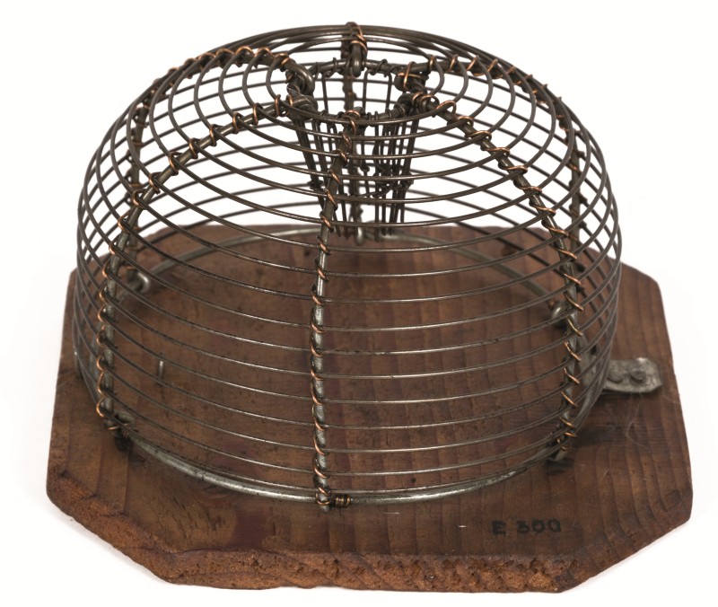 : Mausefalle. Štefan Hrtánek, Anfang 20. Jahrhundert. Draht, Holz. Drahtbinderarbeit. Slowakei, Kotešová. SNM - Historisches Museum, E 300
