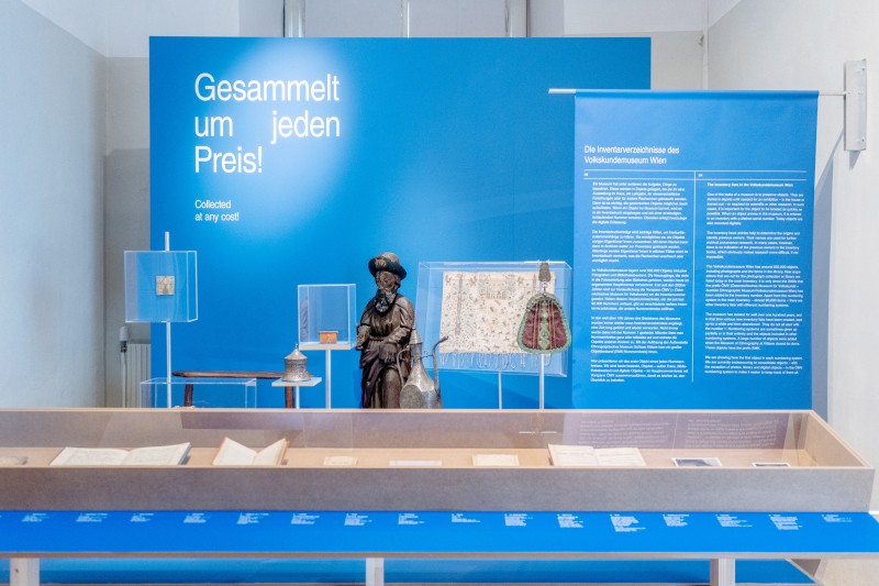 : Ausstellung „Gesammelt um jeden Preis! Warum Objekte durch den Nationalsozialismus ins Museum kamen und wie wir damit umgehen“ im Volkskundemuseum Wien 2023, Foto: Kollektiv Fischka / Kramar © Volkskundemuseum Wien