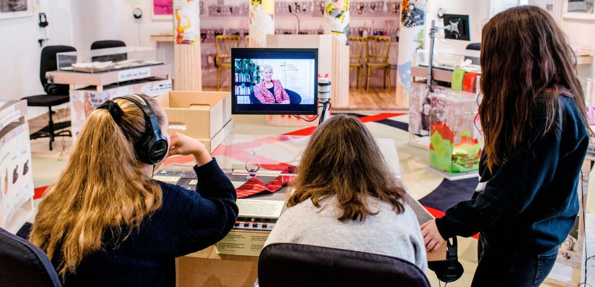 : Kulturvermittlung in der Ausstellung „Sie meinen es politisch!“ 100 Jahre Frauenwahlrecht in Österreich. Foto: kollektiv fischka/kramar © Volkskundemuseum Wien