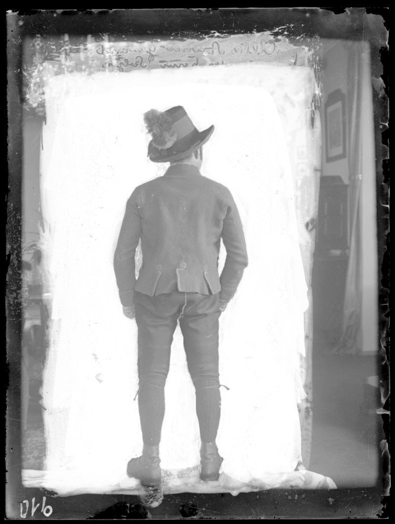 Retuschiertes Glasnegativ (vor 1924) aus der Sammlung von Anna und Konrad Mautner, abgebildet ist Konrad Mautner| neg/910, 1938/39 inventarisiert | Scan: Fotosammlung © Volkskundemuseum Wien