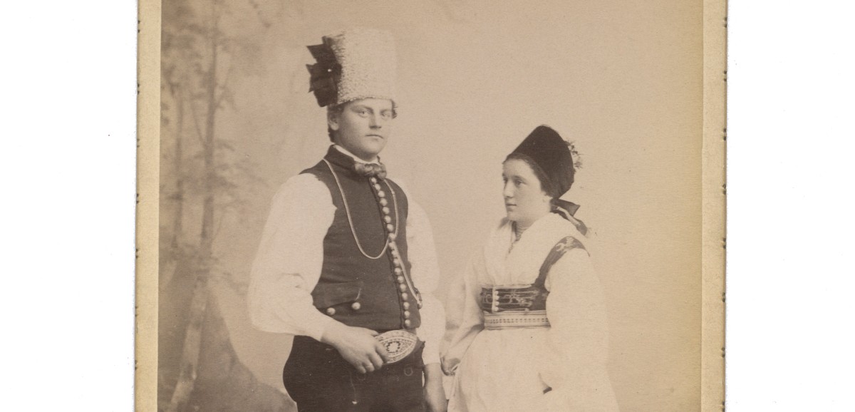 : Die Bauerntrachten des Braunauer Ländchens: Ältere Tracht (etwa bis 1845): Lediges Paar | Alois Hübner | Broumov (heute Tschechien) | 1896