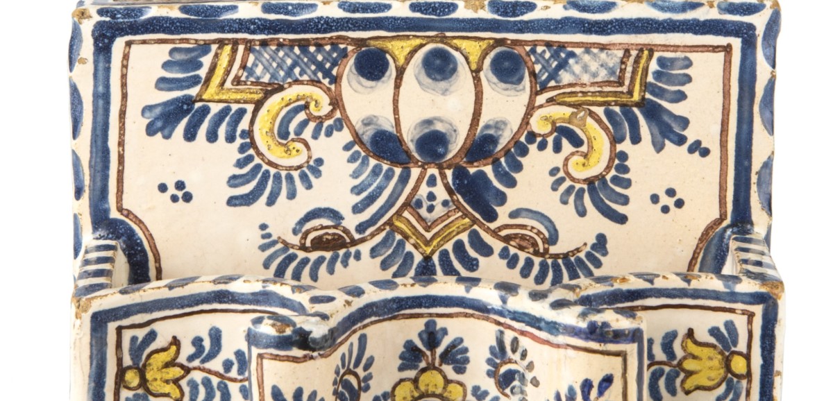 : Schreibzeug (Behältnis für Tintenfass, Streusandbüchse und Federkiele) aus einer Gmundner Fayencewerkstatt, ca. 1750. ÖMV 22.589 © Volkskundemuseum Wien
