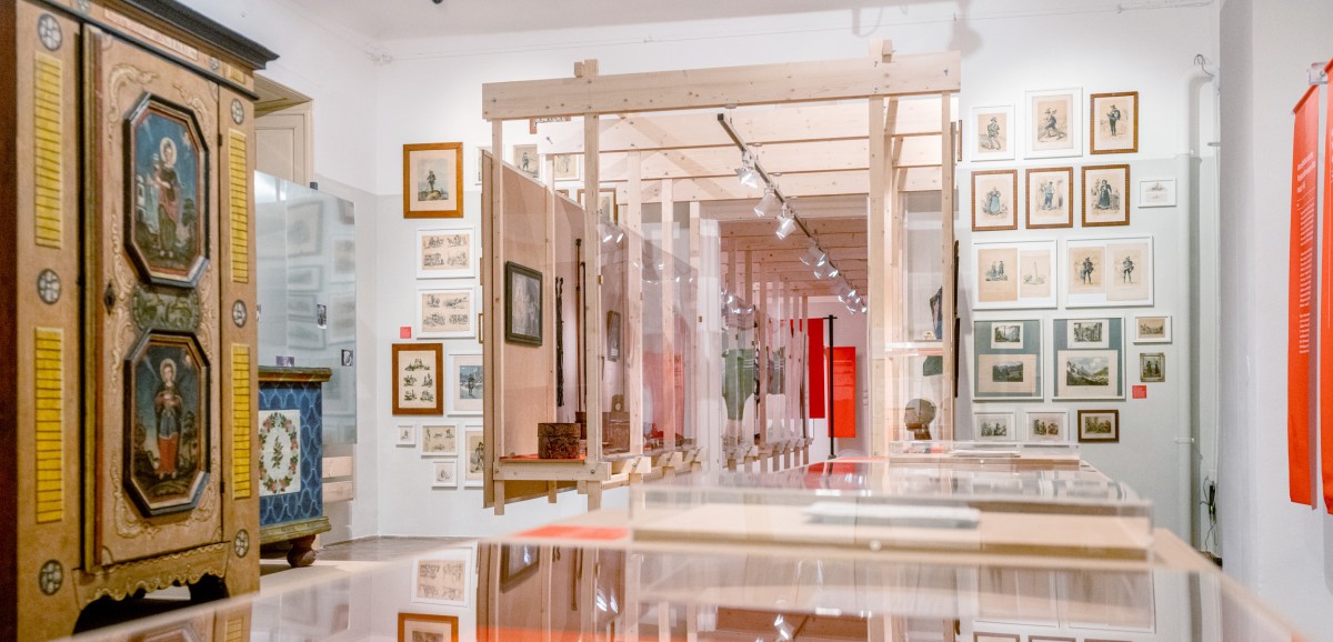 : Ausstellung „Gesammelt um jeden Preis! Warum Objekte durch den Nationalsozialismus ins Museum kamen und wie wir damit umgehen“ im Volkskundemuseum Wien 2023, Foto: Kollektiv Fischka / Kramar © Volkskundemuseum Wien