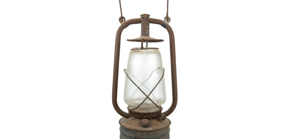 : Sturmlampe aus der Ausstellung "Von Zwentendorf zu CO₂. Kämpfe der Umweltbewegung in Österreich", verwendet während der Besetzung der Hainburger Au 1984, Leihgeberin: Annemarie Höferle. Foto © Christa Knott/Volkskundemuseum Wien